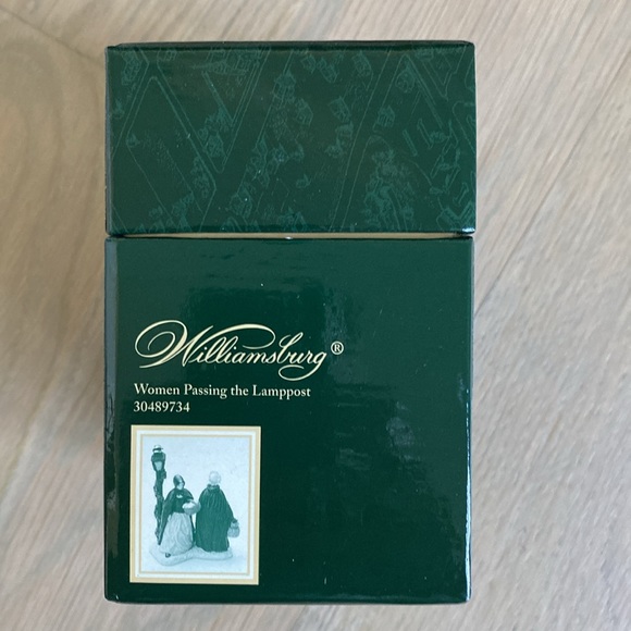 Williamsburg Women Passing the Lamppost - Lang and Wise - Picture 6 of 8